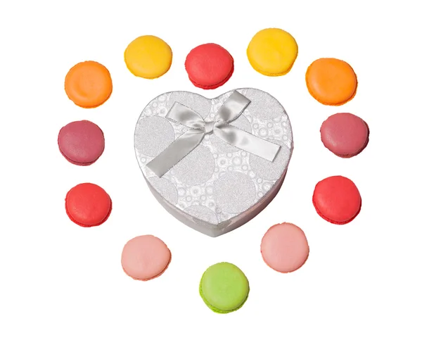 Kleurrijke bitterkoekjes met de doos van de gift van hart vorm op witte achtergrond — Stockfoto