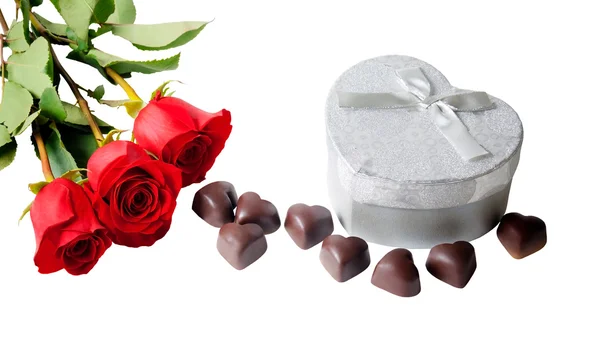 Hart vorm chocolade, rode rozen en doos van de gift — Stockfoto