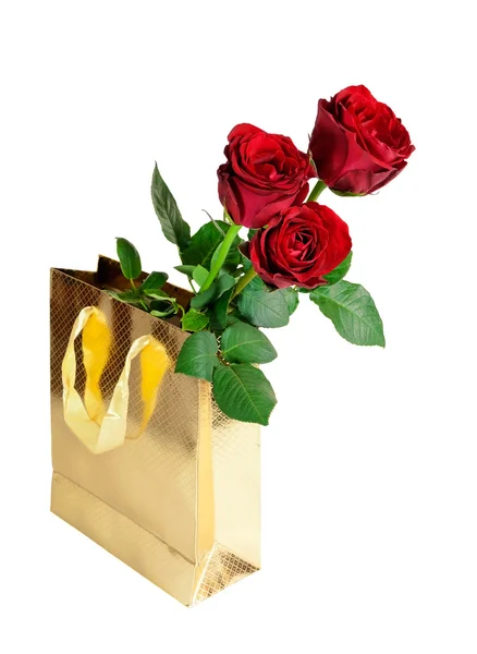 Drie rode rozen in gouden certificaat en cadeauzakje op witte achtergrond — Stockfoto