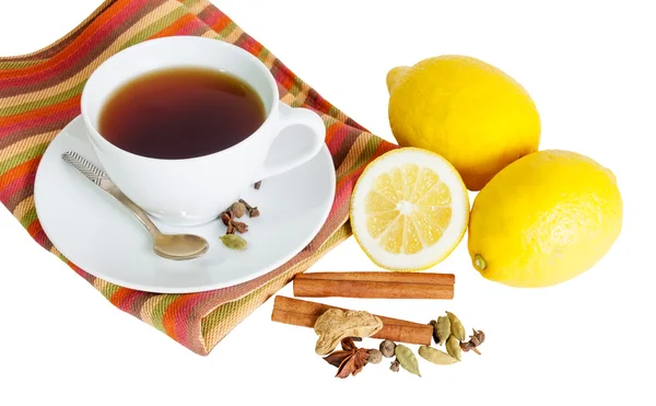 Черный чай с лимоном и специями изолирован на белом — стоковое фото