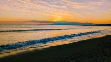 Denizin üzerinde güzel bir gün batımı
