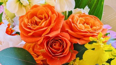 güzel turuncu gül buketi