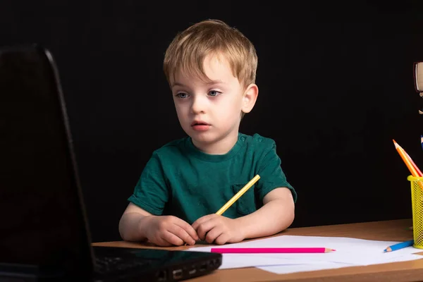 Niño Apariencia Europea Dibuja Con Lápices Sobre Papel Delante Portátil — Foto de Stock