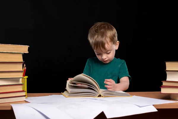 Uma Criança Pequena Aparência Européia Livro Mesa Foen Preto Isolar — Fotografia de Stock