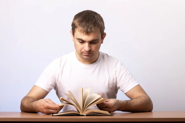 Joven Apariencia Europea Está Leyendo Libro Mesa Estudiante Preparándose Para —  Fotos de Stock