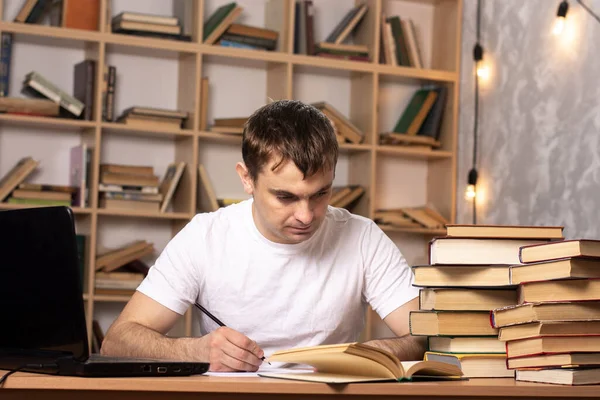Joven Estudiante Masculino Escribe Resumen Mesa Con Libros Portátil Aspecto — Foto de Stock