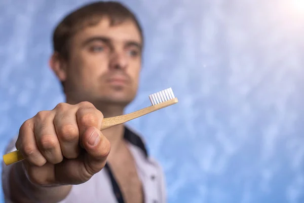 Bambu Diş Fırçası Odak Dışı Bir Adamın Arka Planına Yakın — Stok fotoğraf