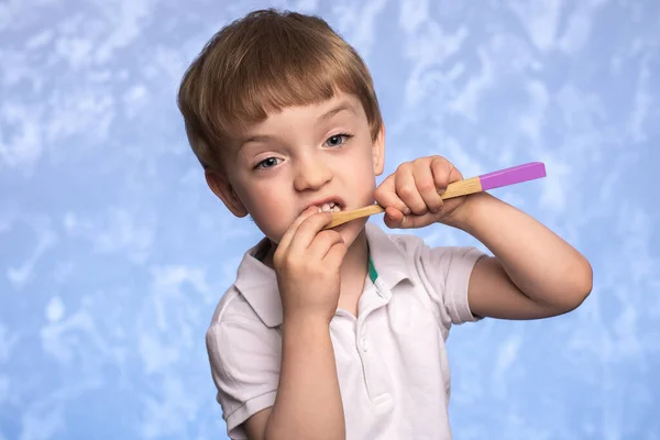 Niño Cepilla Los Dientes Baño Con Cepillo Dientes Bambú Ecológicamente —  Fotos de Stock