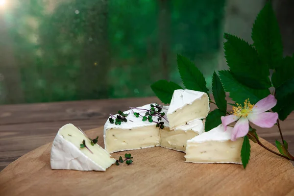 Dilimlenmiş Beyaz Küf Peyniri Camembert Peyniri Mikroyeşillikler Tahta Tepsi Yakın — Stok fotoğraf
