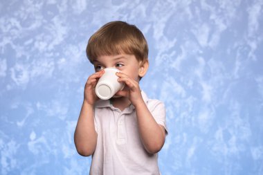 Küçük çocuk tek kullanımlık mısır nişastasından su içiyor. Ekolojik olarak temiz. Plastiğin yerini modern biyolojik çözünebilir malzemeler alıyor. Avrupa görünümlü çocuk yakın çekim