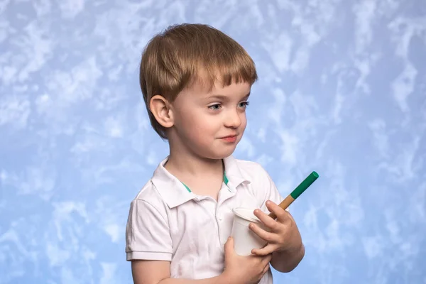 Küçük Çocuk Elinde Bambu Diş Fırçası Banyoda Mavi Desenli Bir — Stok fotoğraf