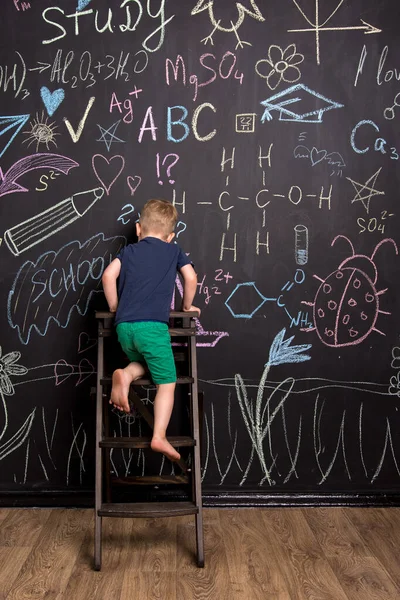 Small Child European Appearance Sits Stool Slate Wall Drawings Boy — Stock Photo, Image