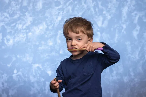 Małe Dziecko Myje Zęby Bambusową Szczoteczką Zębów Łazience Niebieskim Tle — Zdjęcie stockowe