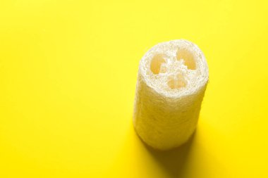 Sıfır atık bulaşık yıkama ya da sarı arka planda banyo için Luffa süngeri. Çevre dostu