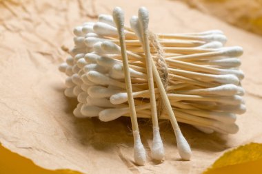 Doğal çevre dostu bambu kulak çubukları kağıt üzerinde. Sürdürülebilir yaşam tarzı. Sıfır atık, plastiksiz konsept.