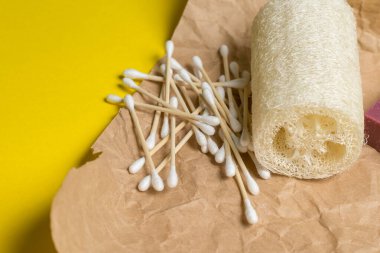 Kağıt üzerinde bambu kulak çubukları ve lif. Doğal hijyen ürünleri. Sürdürülebilir yaşam tarzı. Sıfır atık.