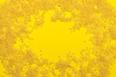 Sarı arka planda daireler şeklinde makarna. panel. Doku. Metin için boşluk