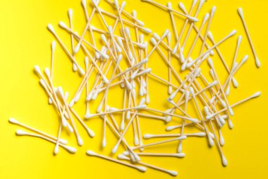 Bambu kulak çubukları sarı arka planda serilmiştir. Çevre dostu. metin için yer.