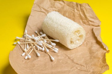 Kağıt üzerinde bambu kulak çubukları ve lif. Doğal hijyen ürünleri. Sürdürülebilir yaşam tarzı. Sıfır atık.