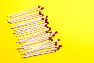 eşleşmeler sarı arkaplanda üst üste dizilir.