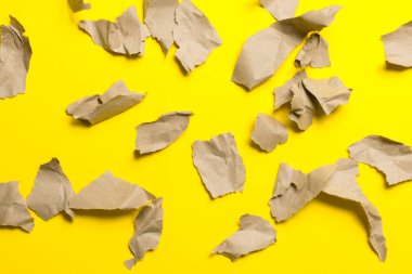 Sarı arkaplandaki el işi kağıtları. metin için yer.