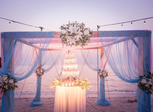 Beautiful wedding arch on the beach — Stock Photo, Image