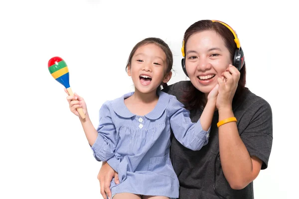 Mãe e filha cantam uma canção — Fotografia de Stock