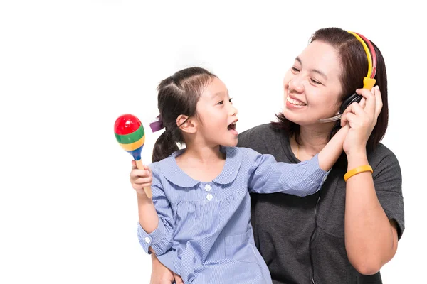 Mãe e filha cantam uma canção — Fotografia de Stock