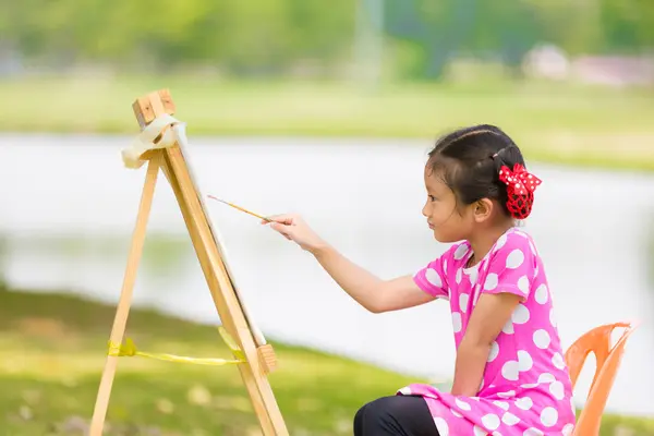 Klein Aziatisch meisje schilderij — Stockfoto
