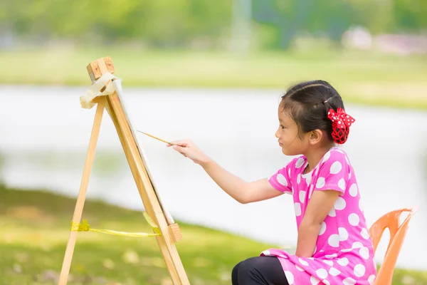 Klein Aziatisch meisje schilderij — Stockfoto