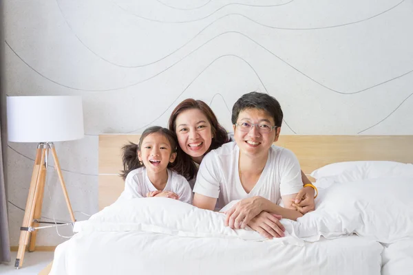 Feliz asiático família, mãe, pai e filha descansando sobre o w Imagem De Stock
