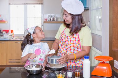 Asya anne ve kızı homej, mutfakta gözleme yapma keyfini