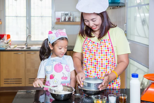 Asiatische Mutter und Tochter genießen Herstellung Pfannkuchen in Küche bei homej — Stockfoto