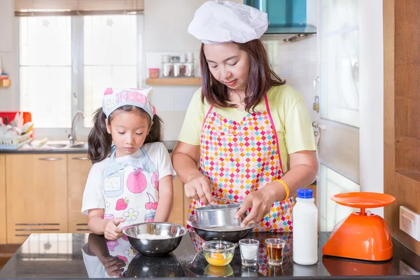 Asian mother and daughter enjoy making pancake in kitchen at homej — Stock Photo, Image