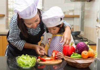 Asya anne öğretim kız mutfak mutlu Asya yemek kavramı salatası yapma küçük kız ve annesi salatası yapmak