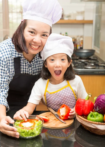 Asiatische Mutter lehrt Tochter Salatzubereitung in der Küche, Kochkonzept von glücklichen asiatischen Mädchen und Mutter macht Salat — Stockfoto
