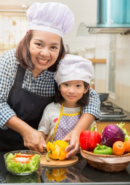 Asya anne öğretim kız mutfak mutlu Asya yemek kavramı salatası yapma küçük kız ve annesi salatası yapmak