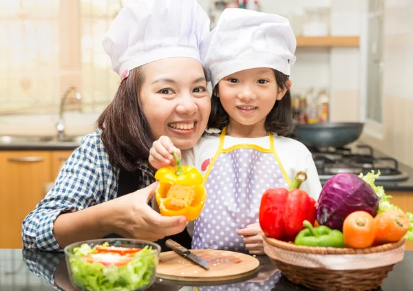 Asiatische Mutter lehrt Tochter Salatzubereitung in der Küche, Kochkonzept von glücklichen asiatischen Mädchen und Mutter macht Salat — Stockfoto