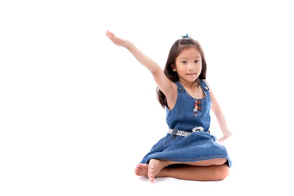 Pouco asiático menina posando esticar mão até isolar no fundo branco — Fotografia de Stock