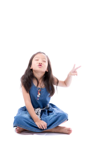 Küçük Asyalı kız zevk izole beyaz arka plan üzerinde poz — Stok fotoğraf