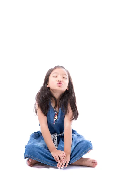 Маленькая азиатская девочка наслаждается позировать изолировать на белом фоне — стоковое фото