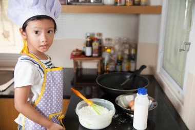 Tava keki yapım küçük Asyalı kız