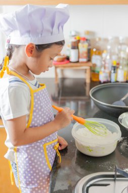 Tava keki yapım küçük Asyalı kız