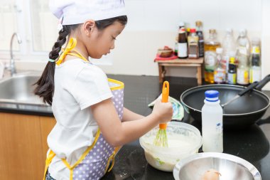 Tava keki yapım küçük Asyalı kız