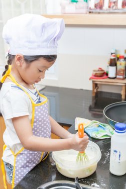 Tava keki yapım küçük Asyalı kız