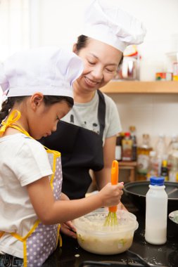 Tava keki yapım küçük Asyalı kız