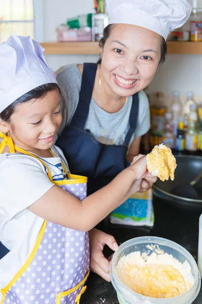 Wenig asiatische Mädchen Herstellung Pfannkuchen — Stockfoto