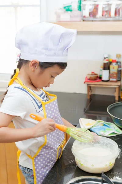 Tava keki yapım küçük Asyalı kız