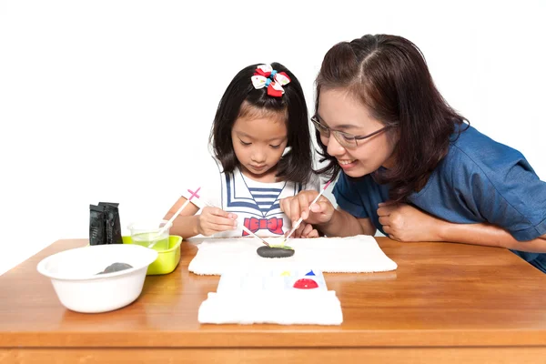 Moeder leert dochter naar schilderij — Stockfoto