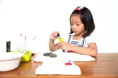 Küçük Kız Ressamı